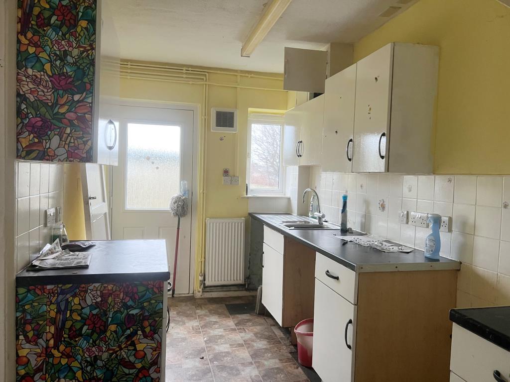 Lot: 127 - THREE-BEDROOM HOUSE FOR UPDATING - Kitchen